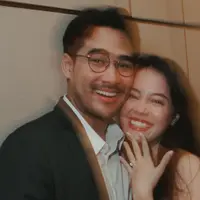 Begitu pula dengan Omar yang juga tampil dengan set jas warna hitam senada dengan kekasihnya. [@anggikabolsterli]