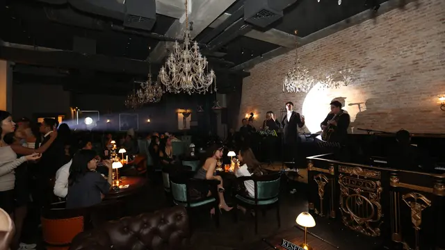 Barry Likumahuwa dan Jamie Aditya tampil di acara pembukaan 1920 Lounge.