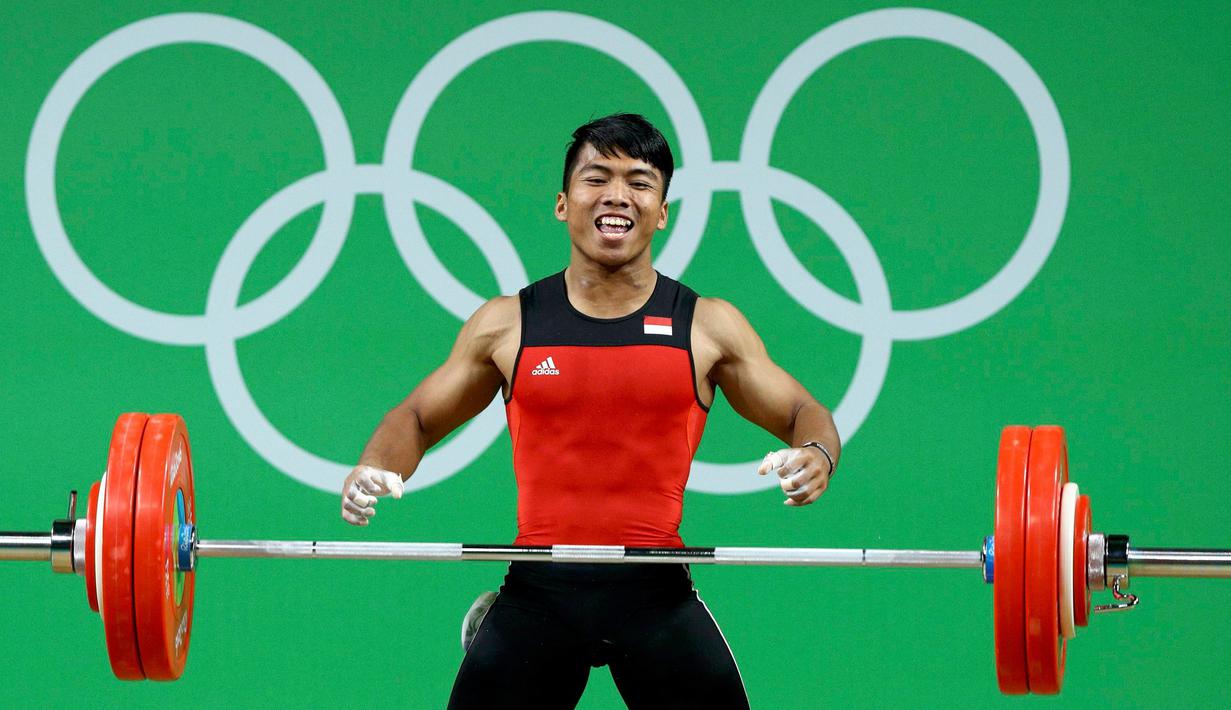Ekspresi Deni, atlet angkat besi asal Indonesia saat berhasil melakukan angkatan di kelas 77kg Olimpiade 2016 Rio de Janeiro, Brasil, Rabu (10/8). Deni gagal menambah perolehan medali kontingen Indonesia di Olimpiade 2016. (REUTERS/Athit Perawongmetha)