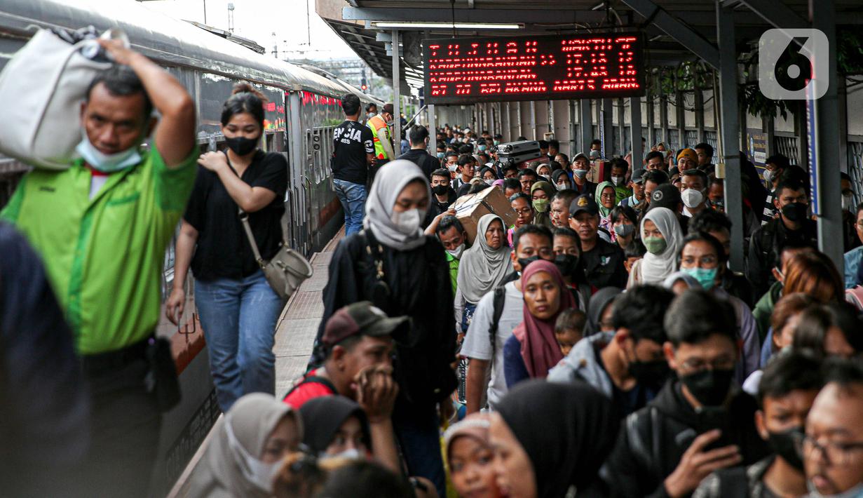 Sementara untuk stasiun Gambir volume penumpang mencapai 14.600 penumpang dengan menggunakan layanan 38 kereta api yang beroperasi. (Liputan6.com/Faizal Fanani)