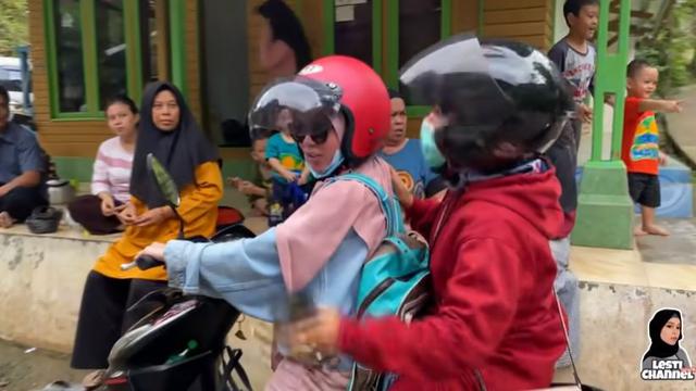 6 Momen Lesty Kejora Pulang Kampung Naik Motor, Gayanya Curi Perhatian
