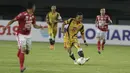 Gelandang Mitra Kukar, Anindito Wahyu, menendang bola saat melawan Bali United, pada laga Piala Presiden 2019 di Stadion Patriot, Jawa Barat, Minggu (3/3). Bali United menang 3-0 atas Mitra Kukar. (Bola.com/M Iqbal Ichsan)