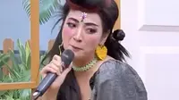Hesti Purwadinata viral lagi. Kali ini karena cosplay jadi Dewi Perssik. Ia memparodikan aksi Si Goyang Gergaji manggung off-air diundang pabrik rokok ternama. (Foto: Dok. YouTube Trans7 Official)