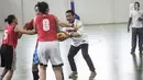 Menteri Pemuda dan Olahraga Imam Nahrawi dihalangi lawan saat bermain basket di GOR Istana Kana, Jakarta, Jumat (12/1). Menpora mengunjungi Pelatnas Asian Games 2018 cabang olahraga basket untuk meninjau kesiapan para atlet. (Liputan6.com/Faizal Fanani)