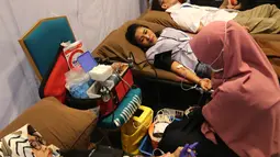 Sejumlah karyawan mendonorkan darah pada acara CR Week 2018 di Jakarta, Selasa (26/6). Kegiatan ini juga diisi pameran dan penjualan hasil kerajinan anak-anak sekolah luar biasa, serta distribusi 1.200 paket sembako. (Liputan6.com/Fery Pradolo)