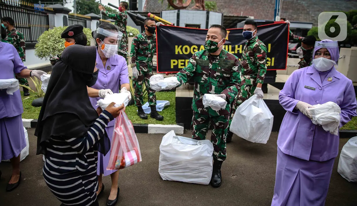 Warga menerima nasi kotak serta masker dari TNI di Markas Komando Gabungan Wilayah I, Jakarta, Selasa (21/4/2020). Dalam rangka Hari Kartini, TNI membagikan makanan dan masker kepada masyarakat. (Liputan6.com/Faizal Fanani)