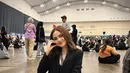 Gemasnya Syifa Hadju ketika menonton konser Suga, salah satu member grup BTS. Dengan outfit serba hitam, Syifa Hadju tampil mengenakan riasan wajah natural bernuansa kecokelatan yang lembut. Foto: Instagram.