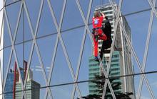 Aksi Spiderman panjat Bakrie Tower