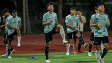Kapten Timnas Indonesia U-16, I Putu Panji Apriawan, saat menjalani sesi latihan terakhir di Stadion UNS, Solo, Minggu (39/6/2024), jelang laga semifinal Piala AFF U-16 2024. (Bola.com/Radifa Arsa)