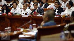 Menkumham Yasonna Laoly ketika menyimak pertanyaan Komisi III DPR dalam rapat kerja di Gedung DPR, Senayan, Jakarta, Rabu (7/9). Dalam rapat itu, Yasonna dicecar anggota Komisi III terkait kewarganegaraan Arcandra Tahar. (Liputan6.com/Johan Tallo)