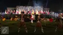 Penari menampilkan tarian khas daerah Papua saat pagelaran "Nusantara Berdendang", Jakarta, Jumat (28/10). Acara ini dihadiri Presiden Jokowi, Wapres Jusuf Kalla dan sejumlah Menteri Kabinet Kerja. (Liputan6.com/Faizal Fanani)