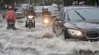 Kendaraan motor menerobos banjir di kawasan Kemang, Jakarta Selatan, Rabu (26/4). Akibat hujan deras, kawasan di Jalan Kemang kembali tergenang air. (Liputan6.com/Yoppy Renato)