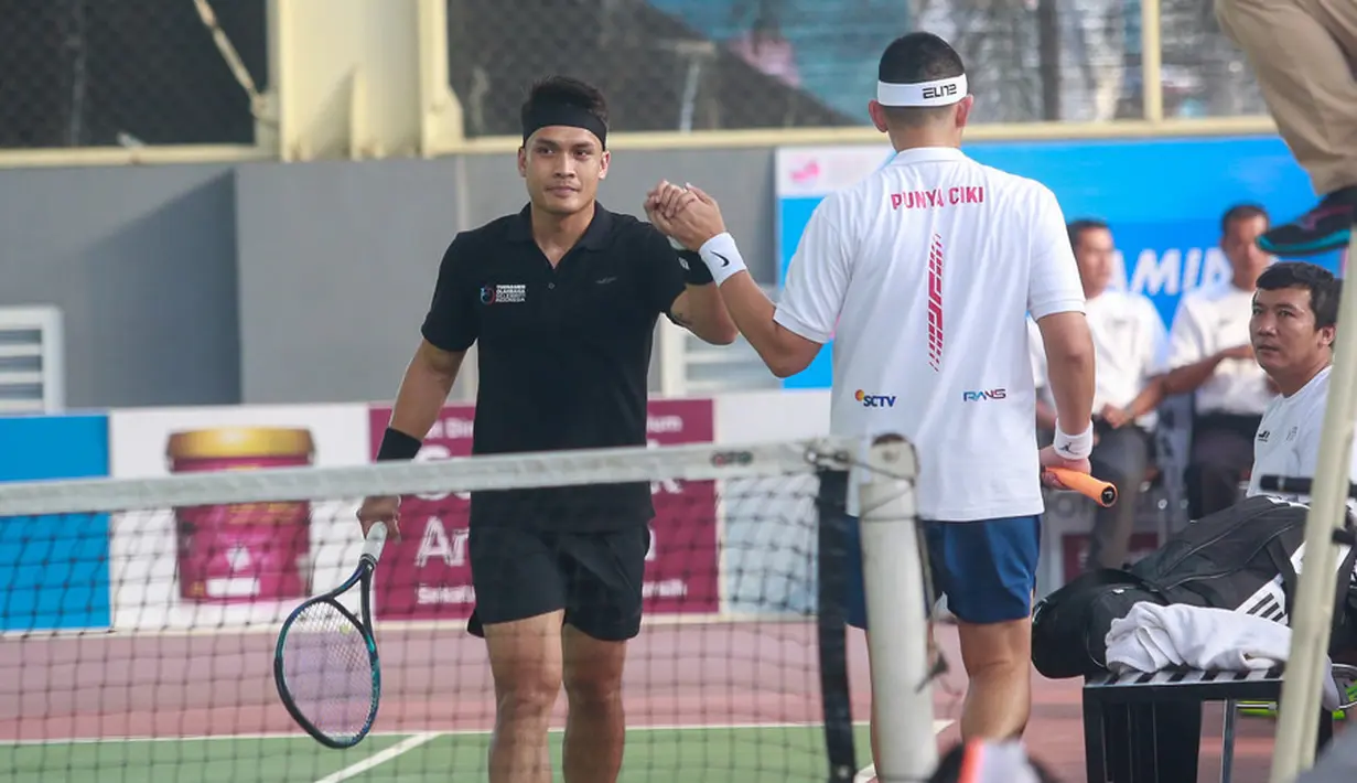 Dalam pertandingan tersebut, Rezky berhasil mengalahkan Randy tiga set langsung. Dalam pertandingan, suami Citra Kirana itu tampak menguasai jalannya pertandingan. [Foto: Muhammad Akrom Sukarya/Kapanlagi.com]