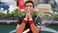 Reaksi petenis Serbia, Novak Djokovic saat melawan petenis Italia Marco Cecchinato pada perempatfinal Prancis Terbuka 2018 di stadion Roland Garros, Selasa (5/6). Djokovic dikalahkan petenis non-unggulan dalam duel empat set. (AP/Christophe Ena)