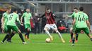 Penyerang AC Milan, Ante Rebic, berebut bola dengan gelandang Celtic, Kristoffer Vassbakk Ajer, pada laga lanjutan Liga Europa di Stadion San Siro, Jumat (4/12/2020) dini hari WIB. AC Milan menang 4-2 atas Celtic. (AFP/Vincenzo Pinto)