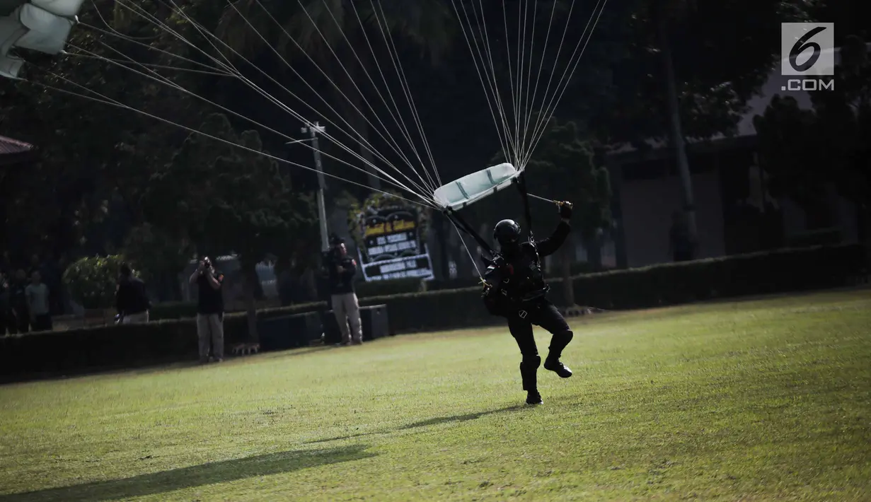Penerjun payung mendarat saat beratraksi usai upacara peresmian Komando Operasi Khusus (Koopssus) TNI di Lapangan Markas Koopssus TNI, Mabes TNI, Jakarta, Selasa (30/7/2019). Koopssus TNI bertugas memberikan dukungan dalam operasi khusus. (Liputan6.com/Faizal Fanani)