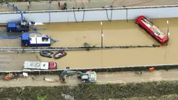 Banjir yang disebabkan hujan lebat berhari-hari mengalir begitu cepat ke jalan bawah tanah sehingga penumpang dan pengemudi terjebak dalam mobil mereka. Para korban tidak dapat melarikan diri. (Kim Ju-hyung/Yonhap via AP)