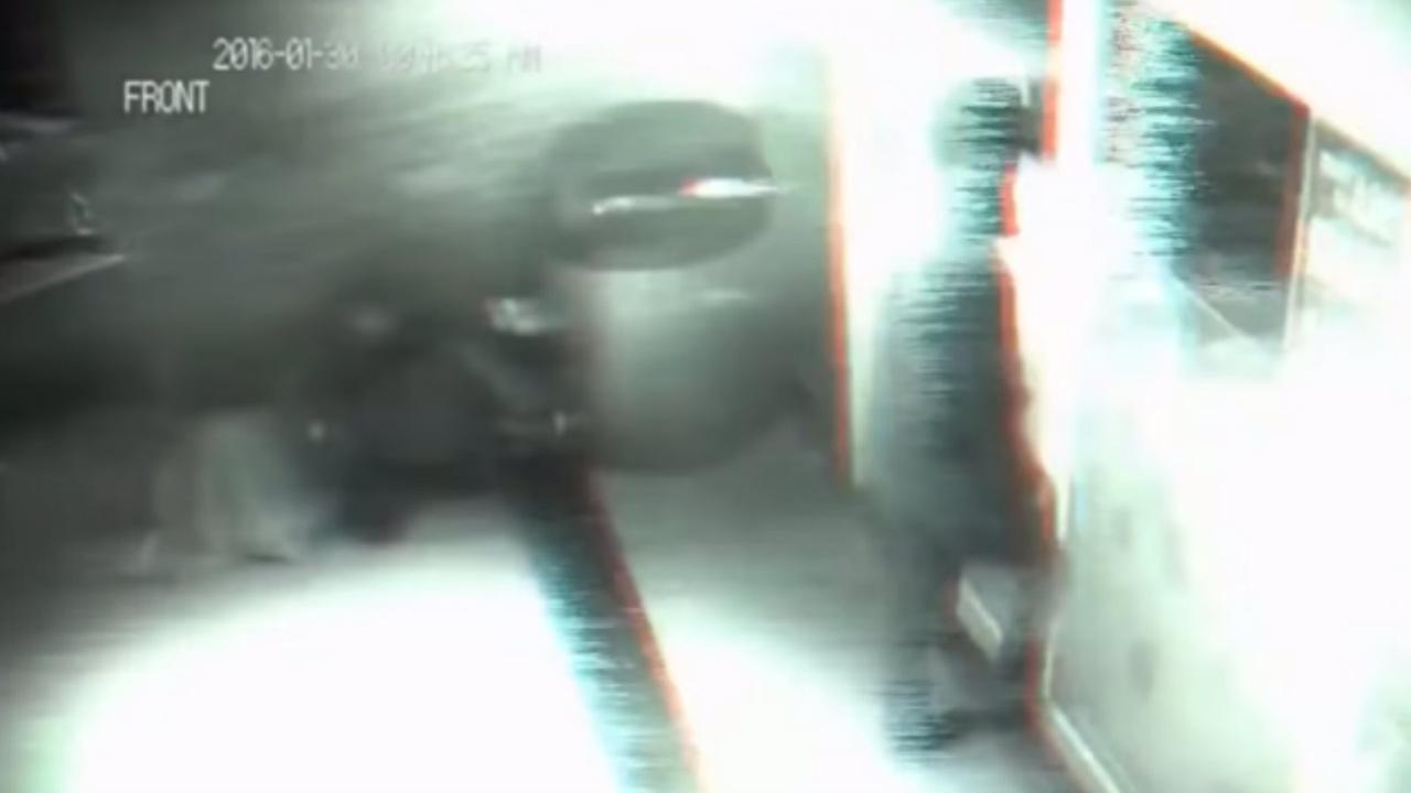 Pria Ini Jalan Menembus Pintu, Hantu atau Pengembara Waktu?