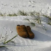 Berikut adalah beberapa tips dan cara merawat sepatu suede Anda agar selalu tampak menawan. [pexels/sewon].
