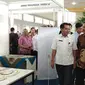 Sekretaris Daerah (sekda) Kota Malang Wasto (tiga dari kanan) saat meninjau stand-stand pameran job market fair di Gedung Balai Merdeka. (Fisca Tanjung/JawaPos.com)