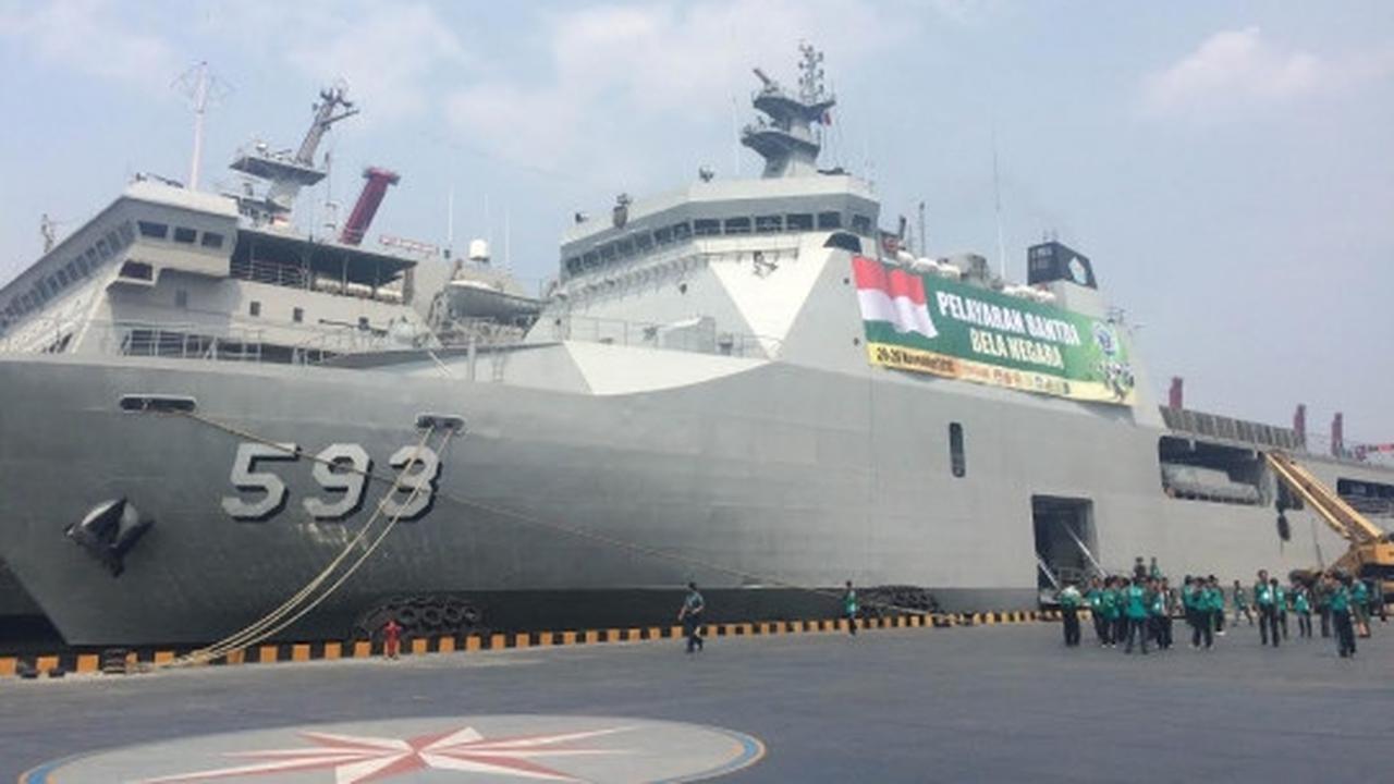 Ribuan santri berlayar naik kapal perang TNI ke Surabaya