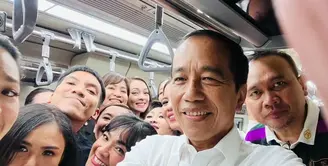 Sederet selebriti memenuhi undangan Presiden Joko Widodo untuk merasakan naik LRT (Light Rail Transit) Jabodetabek. Selain para artis, juga ada sejumlah Menteri Kabinet Indonesia Maju. Selain antusias merasakan transportasi baru, juga tak melewatkan foto bareng Presiden Jokowi. [Instagram/jokowi]