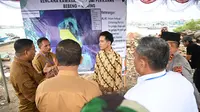 Gibran Tinjau Kawasan Ekonomi Perikanan di NTT, Serahkan 100 Alat Tangkap Ikan di Sikka