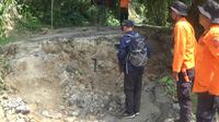 Ratusan warga di Kampung Cigintung dan Sukamulya, Desa Pasirmunjul, Kecamatan Sukatani, Kabupaten Purwakarta, masih dihantui ketakutan usai bencana alam akibat tanah bergerak yang terjadi wilayah mereka beberapa hari terakhir. (Liputan6.com/ Asep Mulyana)