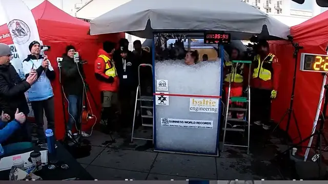 Wanita asal Polandia berhasil memecahkan rekor dunia dari Guinness World Records sebagai wanita pertama yang berhasil berendam di dalam es dengan waktu terlama. (Youtube Guinness World Records)