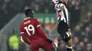 Pemain Liverpool, Sadio Mane (kiri) berebut bola dengan pemain Newcastle United, DeAndre Yedlin pada lanjutan Premier League di Anfield, Liverpool, (3/3/2018). Liverpool menang 2-0. (Anthony Devlin/PA via AP)