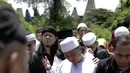 Penyanyi Opick berdoa di samping makam istri keduanya Wulan Mayasari di TPU Semper, Jakarta, Senin (19/3). Selama proses pemakaman ini, Opick didampingi oleh para santri dan kerabat dari perkumpulan komunitas bela diri. (Liputan6.com/Faizal Fanani)