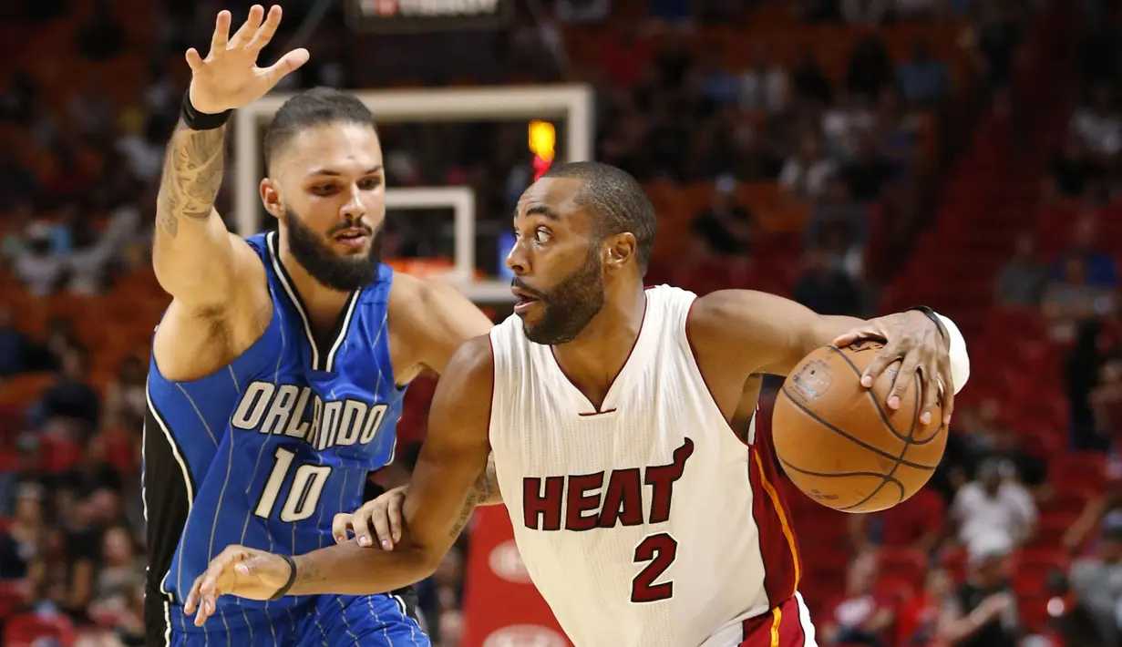 Pemain Miami Heat, Wayne Ellington #2 berusaha melewati hadangan pemain Orlando Magic, Evan Fournier #10 pada laga NBA preseason basketball game, di Miami (19/10/2016) WIB. (AP/Wilfredo Lee)