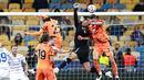 Pemain Juventus, Merih Demiral, duel udara dengan kiper Dynamo Kyiv, Heorhiy Bushchan, pada laga Liga Champions di Stadion Olimpiyskiy, Rabu (21/10/2020). Juventus menang dengan skor 2-0. (Valentyn Ogirenko/Pool via AP)