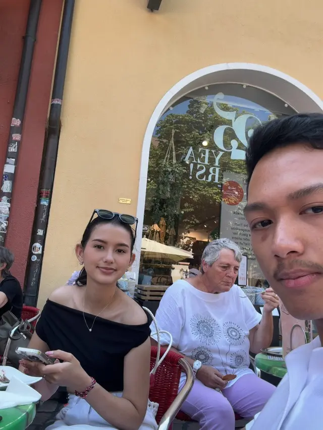 Azriel dan Sarah Menzel di Jerman