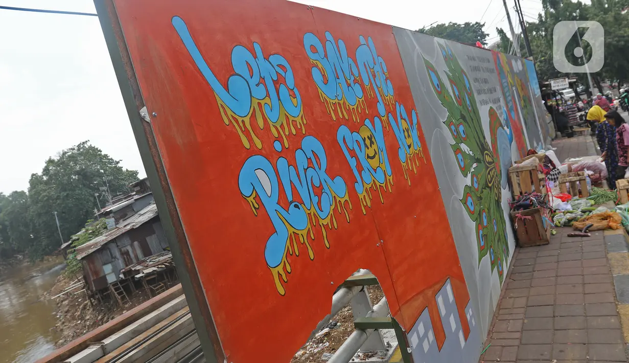 Pedagang berjualan di depan mural yang berisi pesan ajakan untuk menjaga lingkungan di Jalan Tambak, Manggarai, Jakarta, Selasa (11/2/2020). Mural tersebut bertujuan mengingatkan bahwa permasalahan lingkungan merupakan masalah serius yang harus dihadapi bersama. (Liputan6.com/Herman Zakharia)
