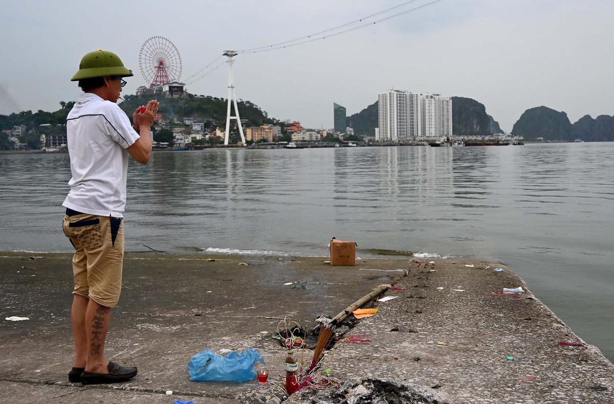 FOTO: Kapal Wisata Terbalik di Teluk Ha Long, Puluhan Wisatawan Tewas