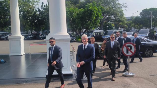 Chief Executive Officer (CEO) Apple Tim Cook tiba di Istana Kepresidenan Jakarta. Cook datang untuk bertemu dengan Presiden Jokowi. (Liputan6.com/Lizsa Egeham)