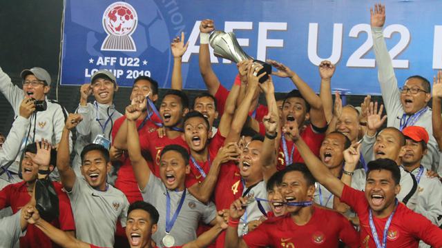 Para pemain Timnas Indonesia merayakan gelar juara Piala AFF U-22 2019 setelah mengalahkan Thailand pada laga final. (Bola.com/Zulfirdaus Harahap)