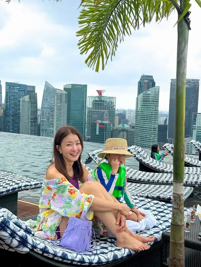 Tampak keduanya bersantai di pinggir kolam renang dari sebuah hotel dengan berlatar belakang gedung-gedung pencakar. (Dok akun Instagram @leesiyoung38)