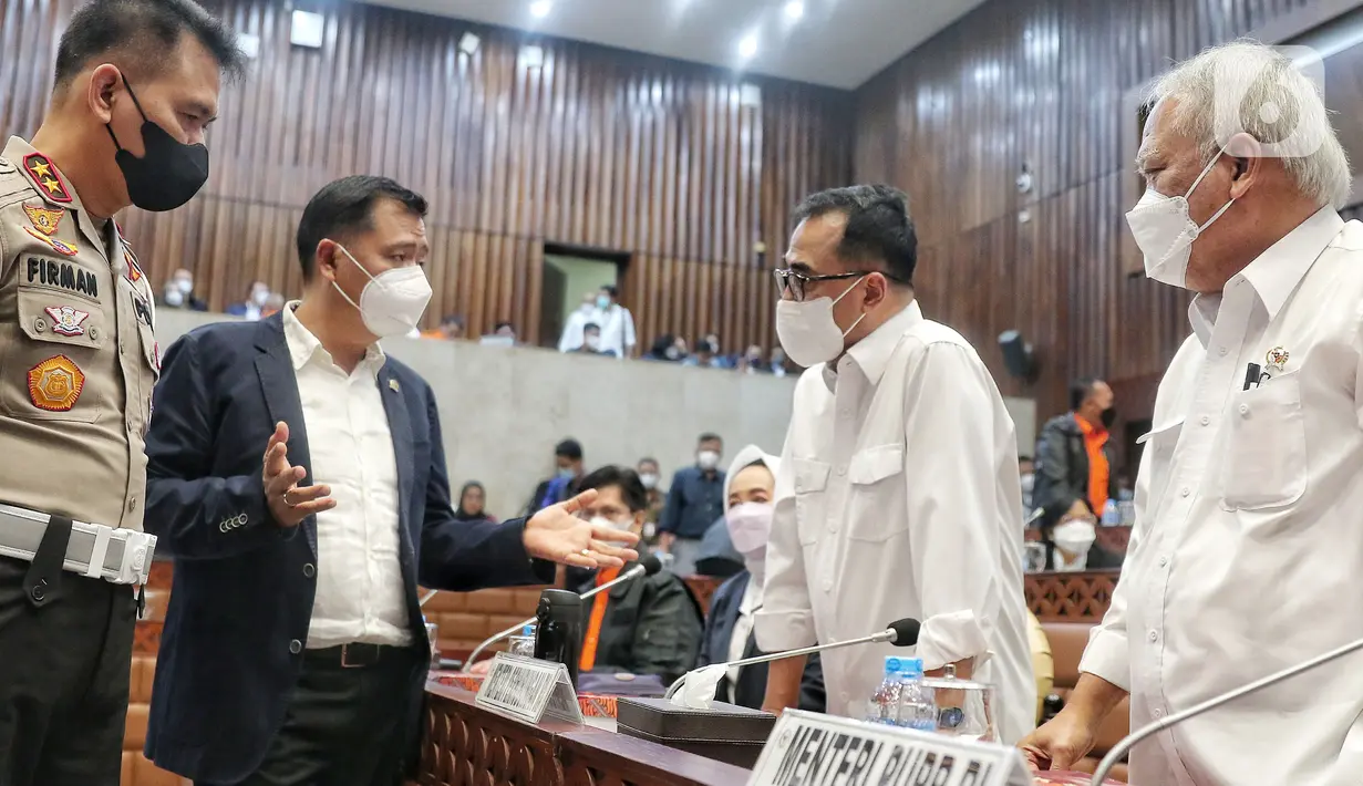 Ketua Komisi V DPR Lasarus (kedua kiri) berbincang dengan Menteri Perhubungan Budi Karya Sumadi, Menteri PUPR Basuki Hadimuljono, dan Kakorlantas Polri Irjen Pol Firman Shantyabudi sebelum dimulainya rapat kerja dengan Komisi V DPR di Kompleks Parlemen, Senayan, Jakarta, Selasa (13/12/2022). Rapat tesebut membahas kesiapan infrastruktur dan transportasi terkait Libur Natal 2022 dan Tahun Baru 2023. (Liputan6.com/Angga Yuniar)
