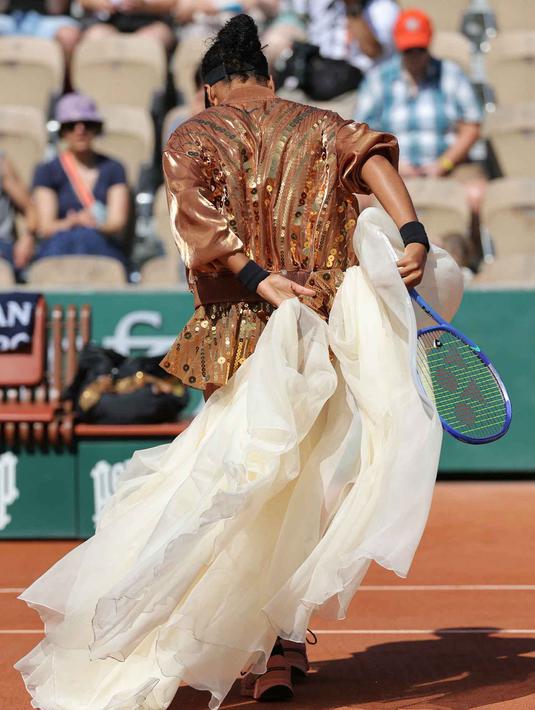 Naomi Osaka dari Jepang berjalan kembali ke bangkunya sebelum pertandingan tunggal putri melawan Donna Vekic (Kroasia) pada hari ke-5 turnamen Prancis Terbuka 2026 di Lapangan Simonne-Mathieu, Kompleks Roland-Garros, Paris pada Kamis 28 Mei 2026. (Thomas SAMSON/AFP)