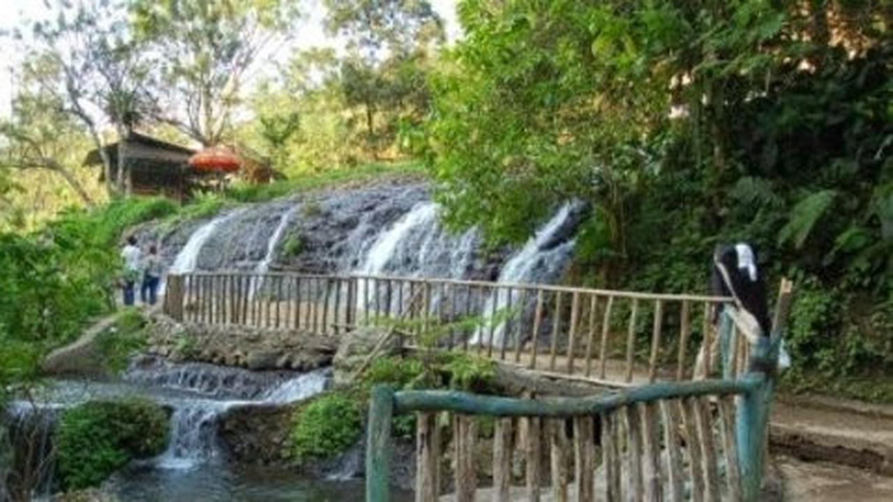Sampah berserakan di sekitar objek wisata Curug Luhur