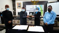 Bupati Garut Rudy Gunawan bersama Kajari Garut Neva Sari Susanti menujukan dokumen MoU pendampingan hukum kedua belah pihak di Aula Setda Garut, Jawa Barat. (Liputan6.com/Jayadi Supriadin)