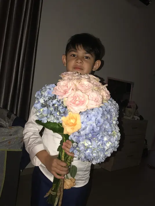 "juara bgt si lovee..mlm2 pulang dr wedding ayah bawain bunga buat mama..sampe niat nyalain lampu kamar..bilang "mama, i bring this flower for you" ❤️❤️❤️❤️❤️❤️❤️❤️❤️❤️ what a romantic moment before we sleep love😍 thanks A lot my prince 🙏🏻😘," tulis Risty.