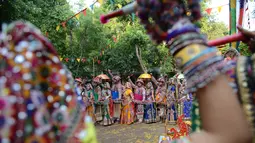 Para penari berpartisipasi dalam latihan tari 'Garba' menjelang festival 'Navratri' di Ahmedabad (5/10). 'Navratri' atau festival tari dimulai 10 Oktober 2018 dan memuncak dengan perayaan 'Dussehra'. (AFP Photo/Sam Panthaky)