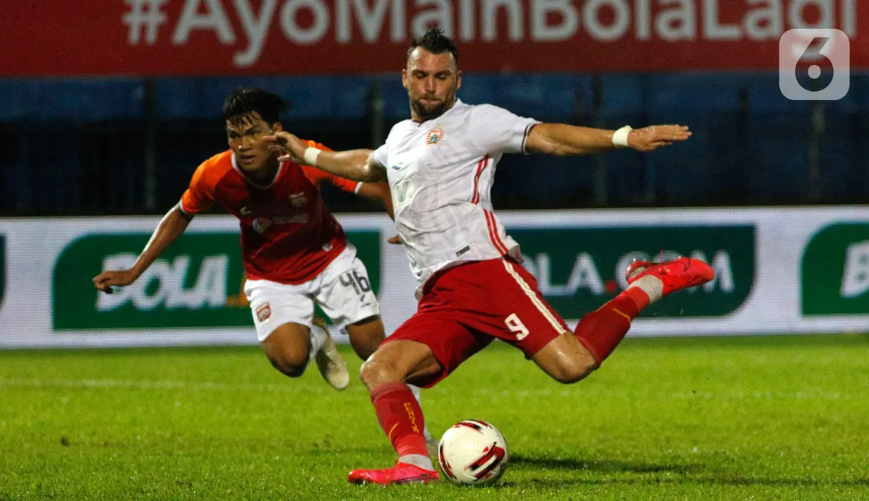 Pemain Persija Jakarta, Marko Simic (kanan menendang bola kearah gawang Borneo FC Samarinda dalam pertandingan Babak Penyisihan Grup B Piala Menpora 2021 di Stadion Kanjuruhan, Malang, Sabtu (27/3/2021). (Bola.com/Ikhwan Yanuar)