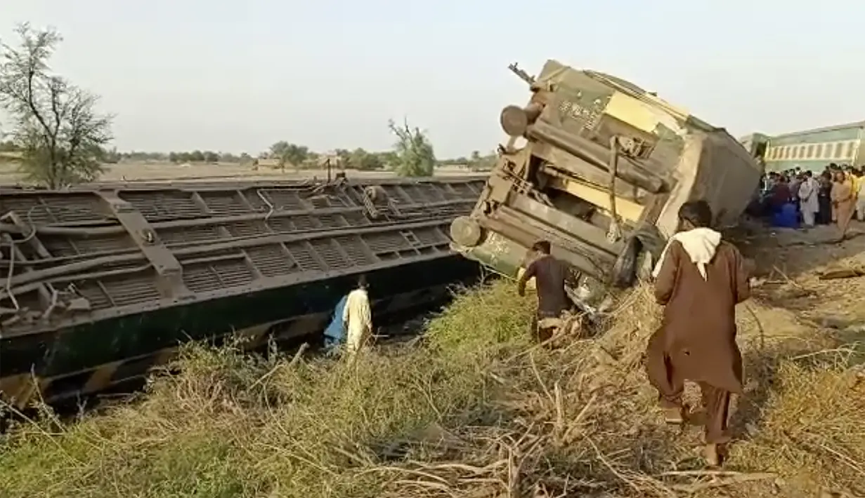Gambar dari video ini, menunjukkan kereta setelah tabrakan di Ghotki, Pakistan, Senin (7/6/2021). Kecelakaan terjadi ketika kereta Millat Express yang berjalan dari Karachi menuju Sargodha, tergelincir. Kereta itu kemudian ditabrak oleh Sir Syed Express yang melaju dari arah berlawanan.  (AP Photo)