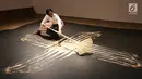 Seniman membuat karya seni Our Labyrinth di Museum MACAN, Jakarta (14/2). Pameran bertajuk Masa Lalu Belumlah Berlalu menghadirkan 70 karya seni yang diciptakan sejak tahun 1980, berlangsung hingga 10 Maret 2019. (Liputan6.com/Fery Pradolo)