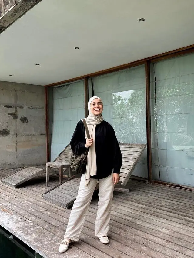 9 Padu Padan Warna Baju Hitam dan Hijabnya, Bikin Outfitmu Makin Stand Out