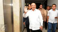 Ketua Umum Partai Golkar versi Munas Ancol, Agung Laksono (depan) bersiap mengikuti rapat internal di kantor DPP Partai Golkar, Jakarta, Kamis (22/10/2015). Rapat berlangsung tertutup. (Liputan6.com/Helmi Fithriansyah)